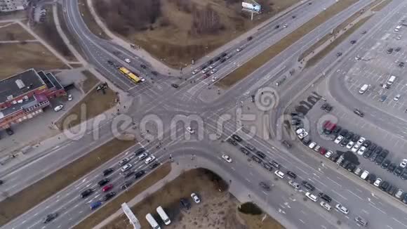 在城市的十字路口汽车快速前进视频的预览图