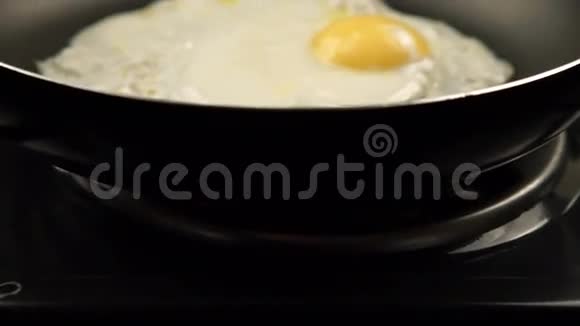 多莉锅上煎鸡蛋视频的预览图