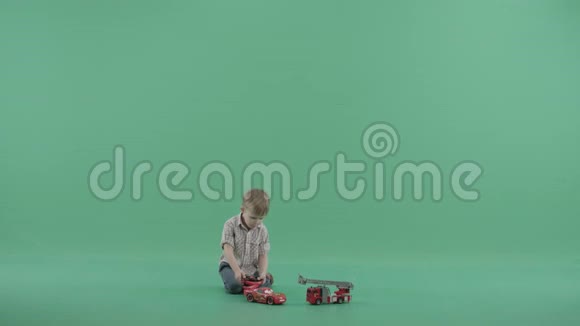 玩玩具汽车的小男孩视频的预览图
