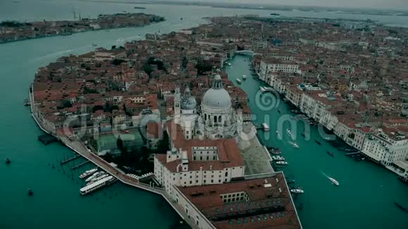 威尼斯大运河圣玛丽亚大教堂的空中景观视频的预览图