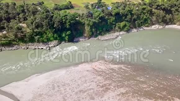 尼泊尔的山河流经乡村鸟瞰图视频的预览图