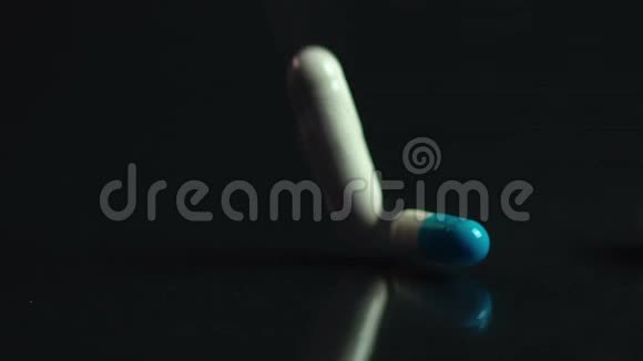 许多片剂和胶囊滴剂制药业药物特写视频的预览图