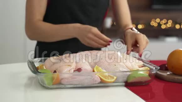 准备圣诞晚餐的鸭肉视频的预览图