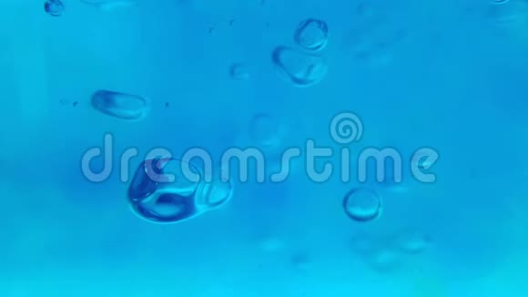 蓝色液体与玻璃吸管制造气泡视频的预览图
