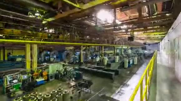 超时工人在工厂进行轮胎生产过程视频的预览图