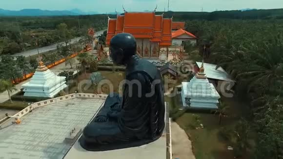 彭恩加泰国2016年5月6日泰国寺庙中的僧侣雕像周围空中观景视频的预览图