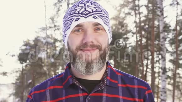 冬天森林里一个长胡子微笑的人的画像视频的预览图