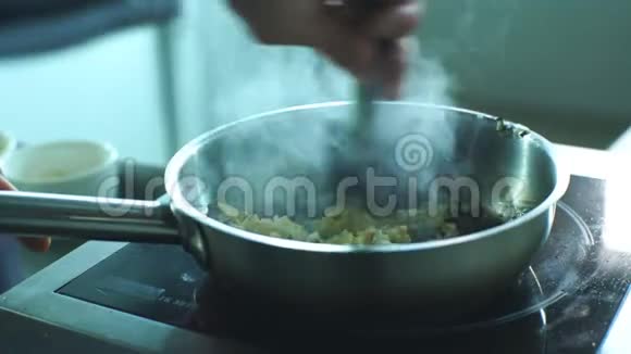 厨师在锅里搅动蔬菜视频的预览图