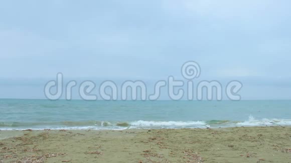 美丽的海景沙滩和遥远的地平线上溅起咸波视频的预览图