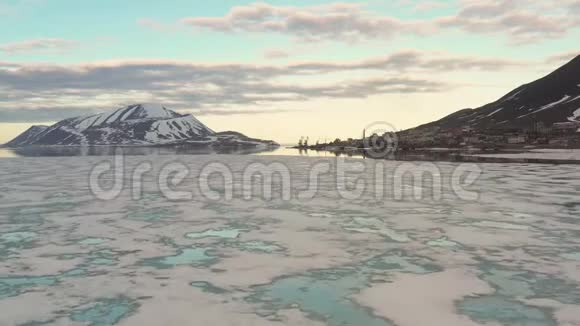 多山的海岸被雪覆盖太阳和封闭的云视频的预览图