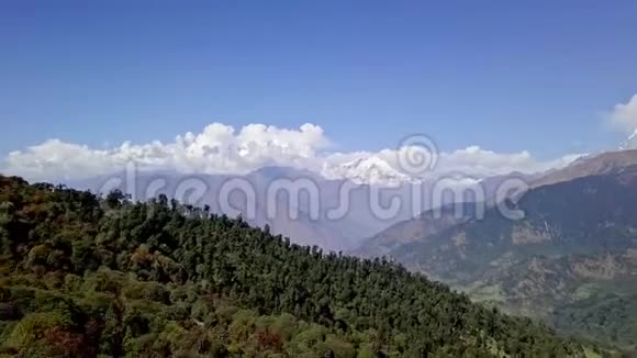 尼泊尔喜马拉雅山的达拉吉里山鸟瞰图视频的预览图