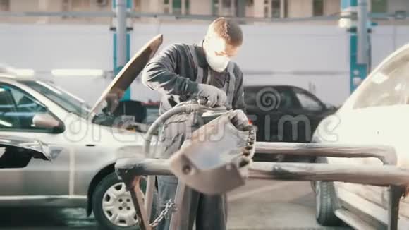 汽车服务中的男工体力劳动擦车视频的预览图