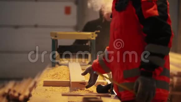 工人在锯木厂测量和切割木板视频的预览图