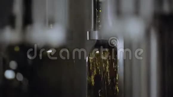 玻璃瓶的特写灌装过程视频的预览图