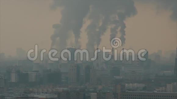 工厂烟囱冒出的烟雾造成的空气污染视频的预览图