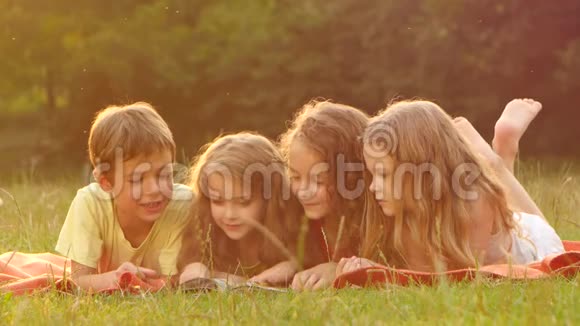 可爱的孩子一起在花园里看书夏天是个好日子关门视频的预览图