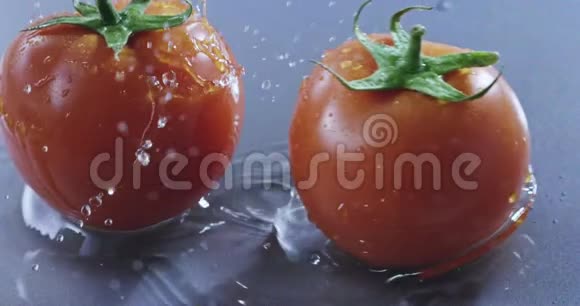 一个成熟多汁的西红柿掉进嘴里使水溅起来慢动作2k视频推240fps视频的预览图