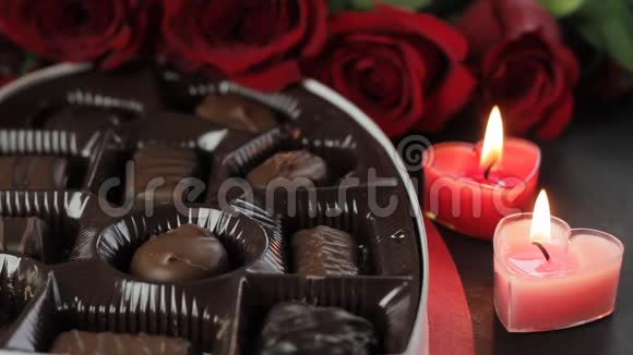 情人节的巧克力玫瑰和心形蜡烛视频的预览图