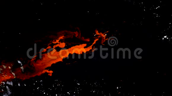 黑色黑暗空间中红色墨水的抽象场景视频的预览图