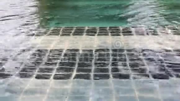 夏季蓝色游泳池有波浪式的反射有闪亮的背景视频的预览图