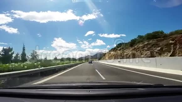 在希腊南部一条空公路上开车视频的预览图