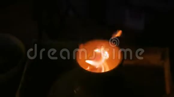 陶轮上烧陶瓷杯视频的预览图