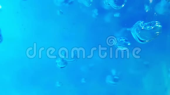 蓝色液体与玻璃吸管制造气泡视频的预览图