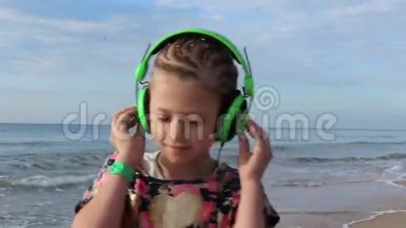 戴绿色耳机的女孩视频的预览图
