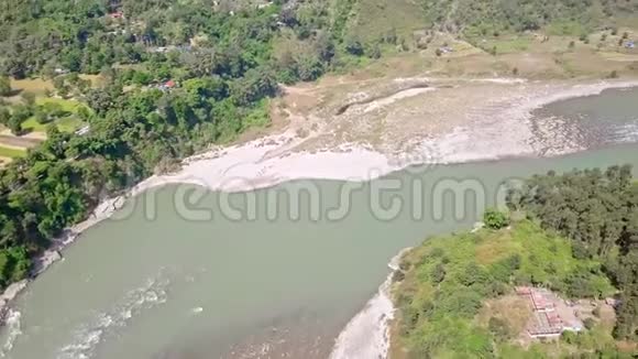 尼泊尔的山河流经乡村鸟瞰图视频的预览图