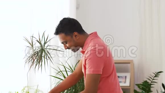 印度男人在家照顾家里的植物视频的预览图