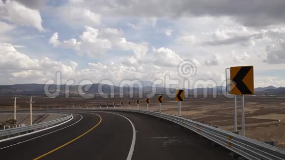 高速公路的曲线和标志视频的预览图