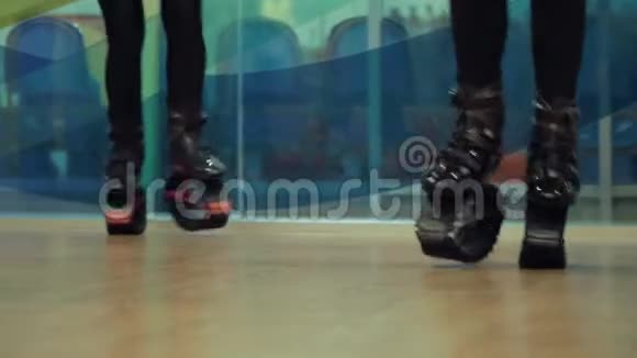 四个人在健身房里跳kangoo鞋视频的预览图