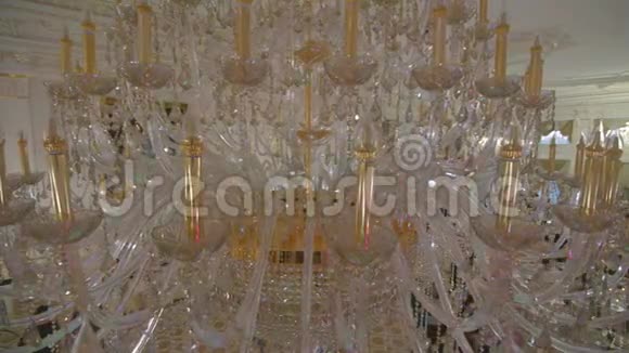 水晶吊灯把水晶关上低角度拍摄的一个大漂亮水晶豪华吊灯带着闪光视频的预览图