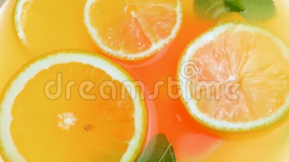 提供冷柠檬水橙子葡萄柚和新鲜薄荷叶的特写慢动作视频视频的预览图