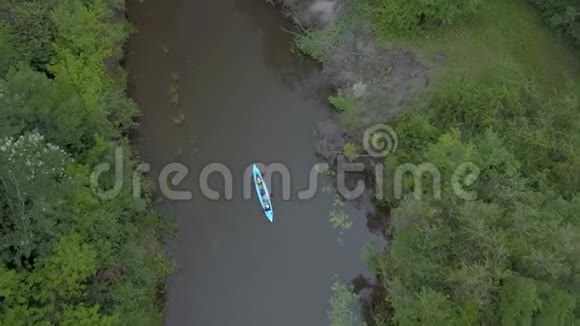 皮艇沿着河漂视频的预览图