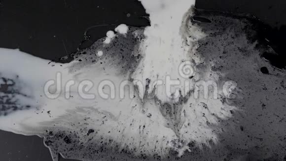 不同白色液体在黑暗背景上飞溅视频的预览图