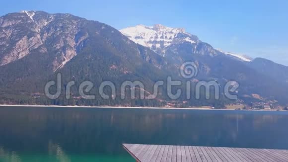 木码头旁边壮丽的阿琴塞湖奥地利壮观的冬锅视频的预览图