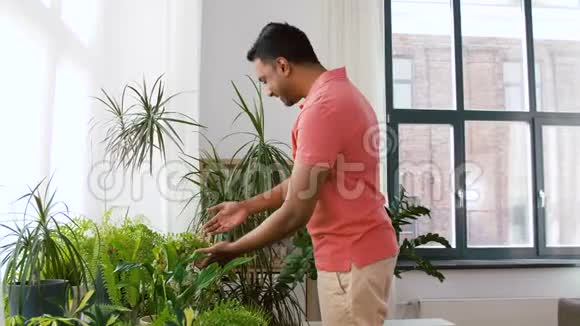 印度男人在家照顾家里的植物视频的预览图