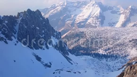 山峦和山谷覆盖着雪天气晴朗横向全景视频的预览图