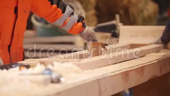 建筑工人用螺丝刀测量和拧木螺栓视频的预览图