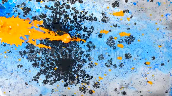 黄色蓝色和黑色墨水的抽象场景视频的预览图