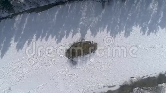 空中无人驾驶飞机拍摄的冰冻河岛视频的预览图