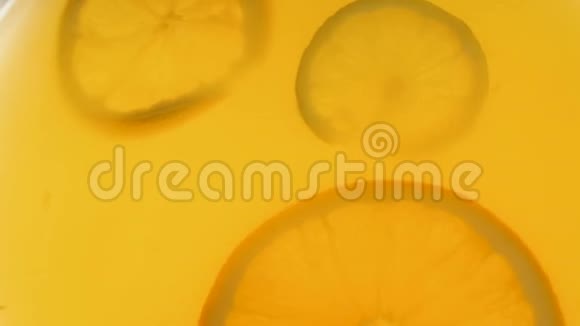柑橘类水果片漂浮在橙汁中的特写慢动作视频视频的预览图