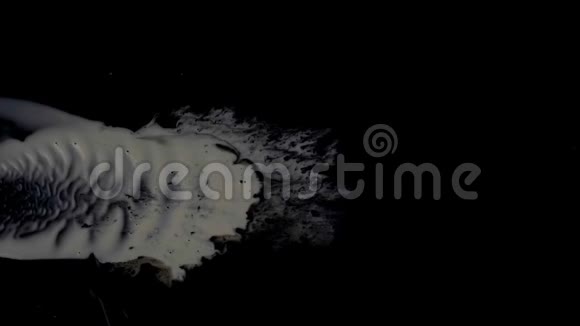 白色液体的抽象飞溅视频的预览图