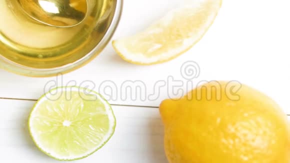 从上面可以看到橘子柠檬葡萄柚柠檬蜂蜜和白木桌上的果汁视频的预览图