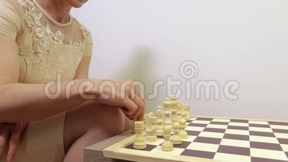女人把棋子放在棋盘上视频的预览图