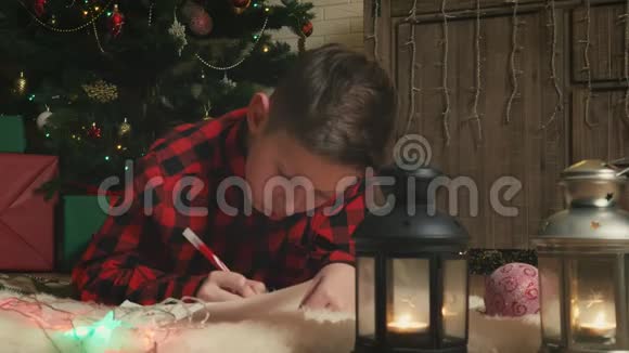 孩子给圣诞老人写信视频的预览图