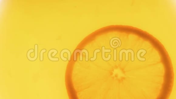 在果汁罐中缓慢旋转的橙色切片的动作视频视频的预览图