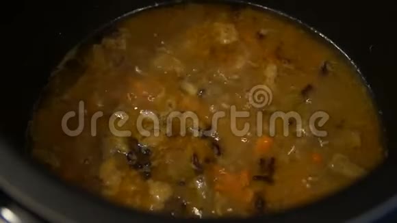 厨师烹饪皮拉夫烹饪过程国家食品米饭和肉皮劳视频的预览图
