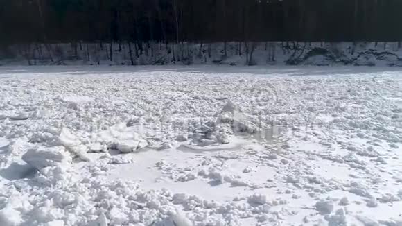 冰冻河的冰丘关闭视频的预览图